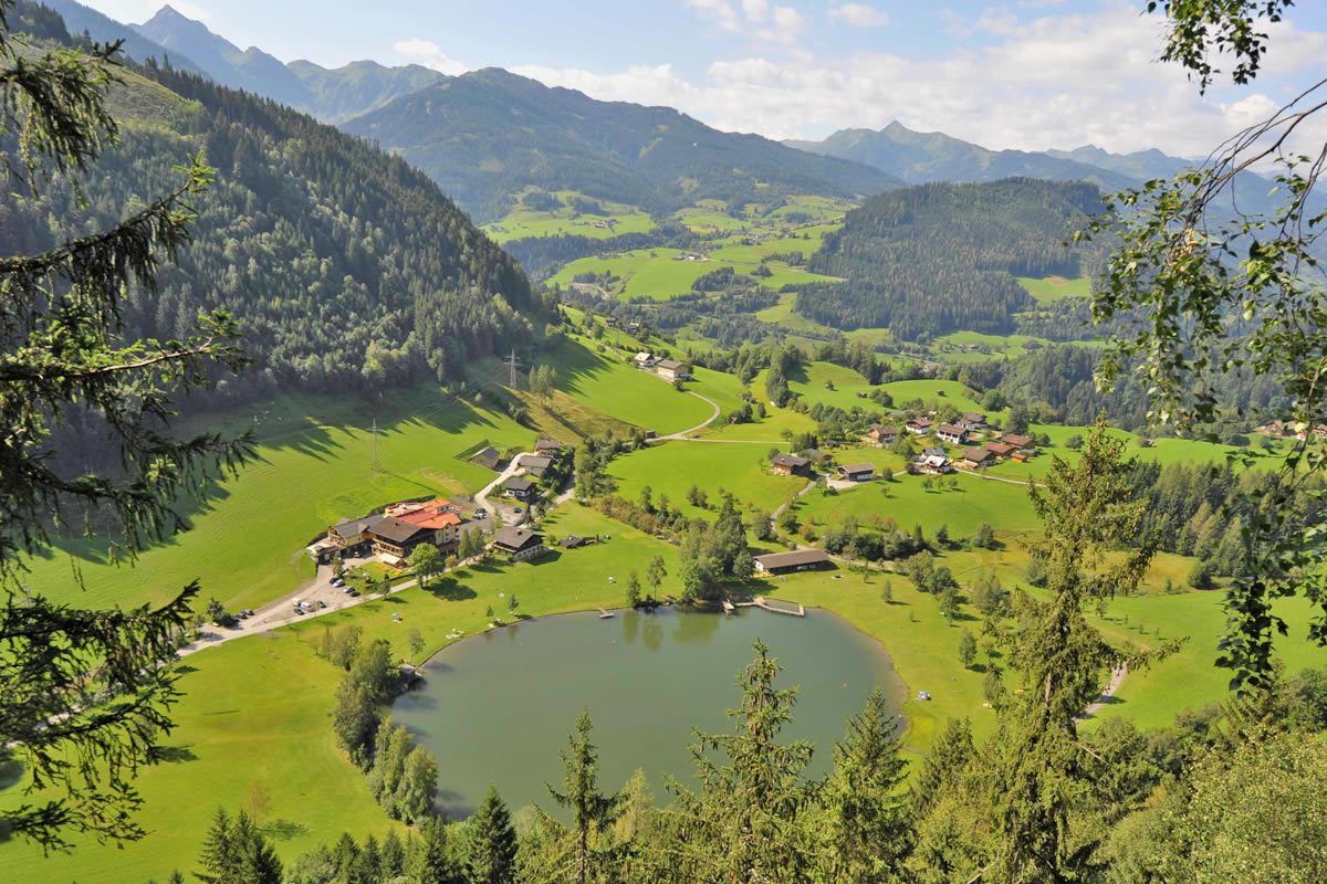 Luftbildaufnahme vom Böndlsee in Goldegg mit dem 4-Sterne Hotel Seeblick inmitten herrlicher Natur
