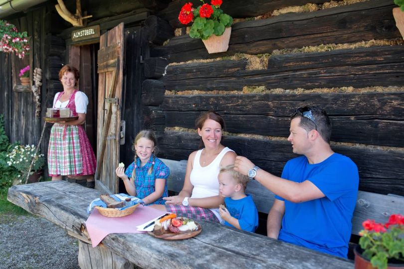 Einkehr zur Almjause nach einer Familienwanderung