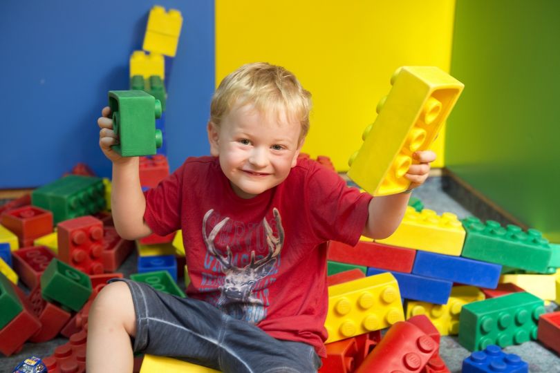 Ecke mit riesen Legobausteinen