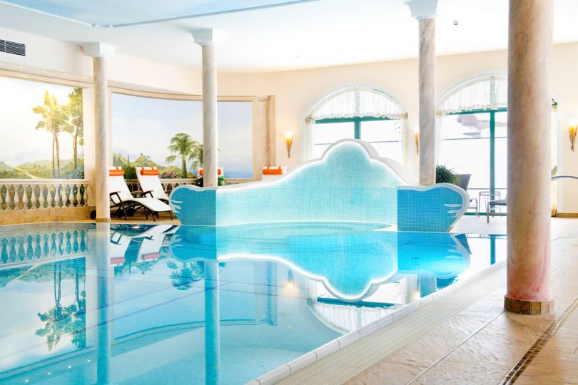Panorama-Hallenbad mit Whirlpool