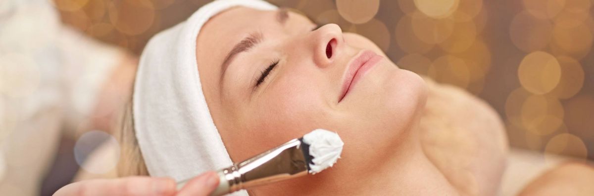 Lassen Sie sich in unserem Spa-Bereich bei einer Gesichtsbehandlung verwöhnen