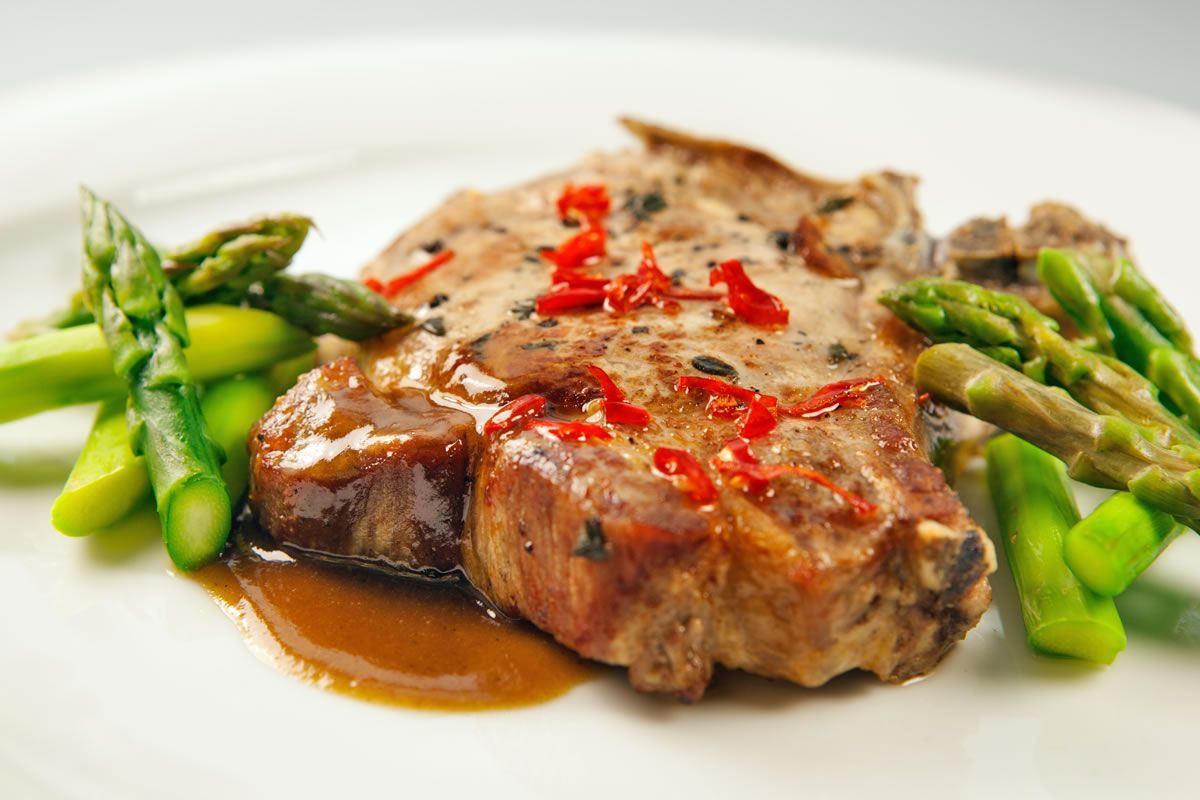 Rumpsteak mit frischem Gemüse der Saison