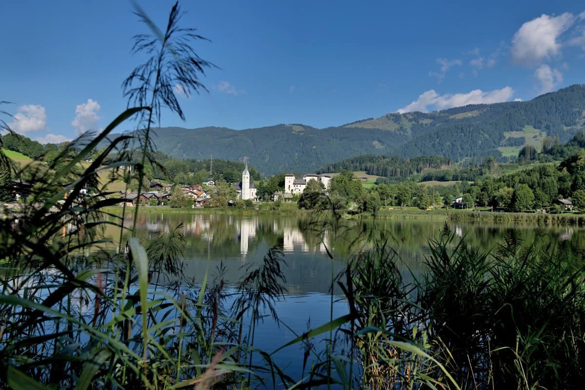 Blick über den Goldegger See auf Schloss Goldegg