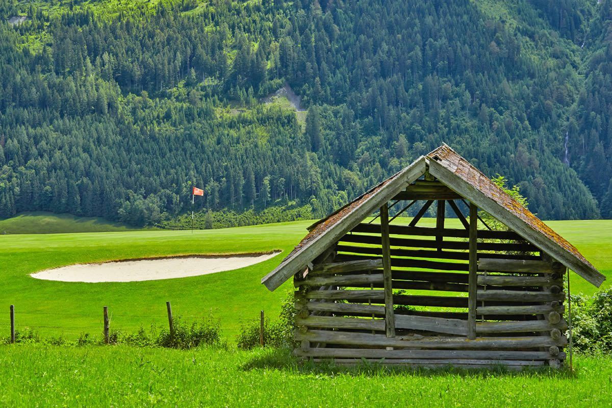 Blick auf den 18-Loch Golfplatz in Goldegg