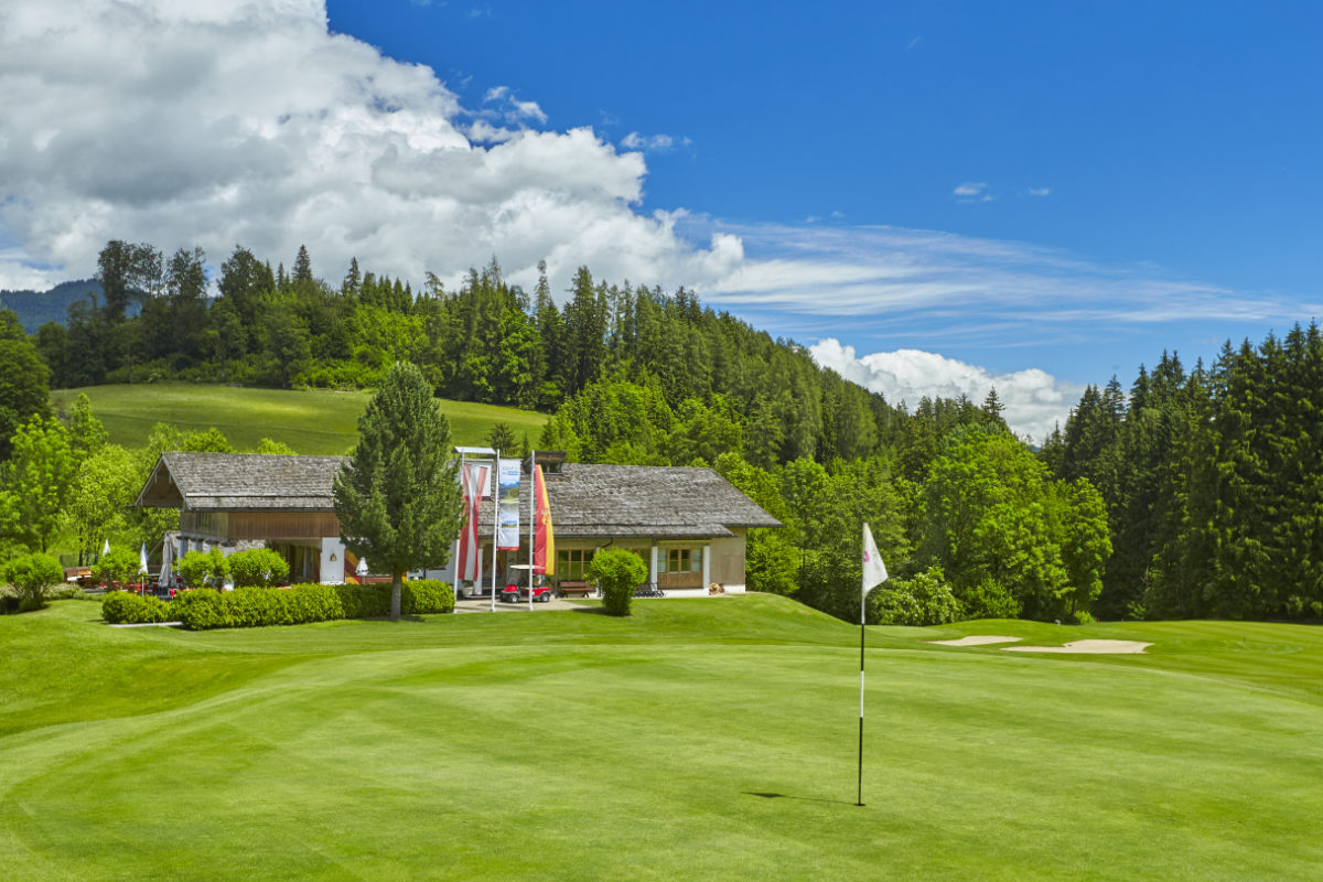 Blick auf den 18-Loch Golfplatz in Goldegg bei strahlendem Sonnenschein