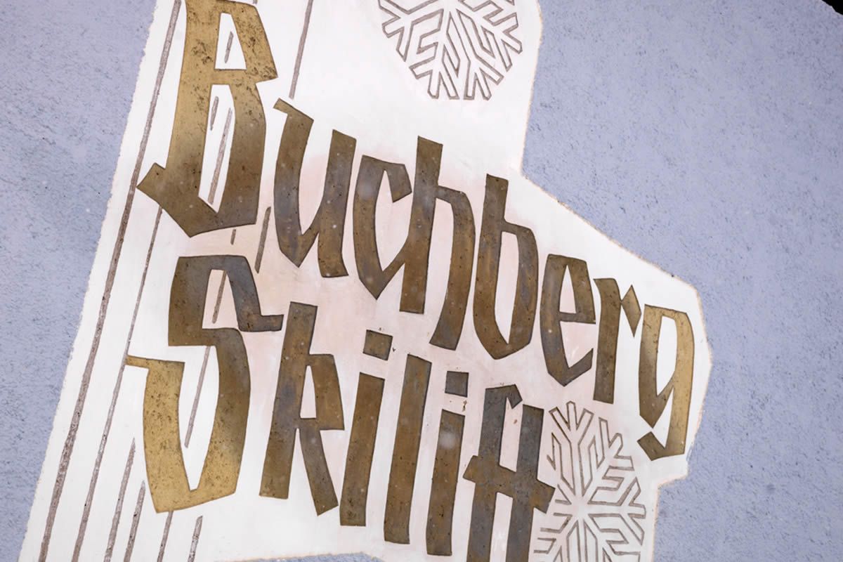 Altes gemaltes Schild von den "Buchberg Skiliften"